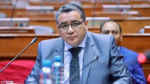 Santiváñez pide exponer planes del Mininter antes de debatir su censura